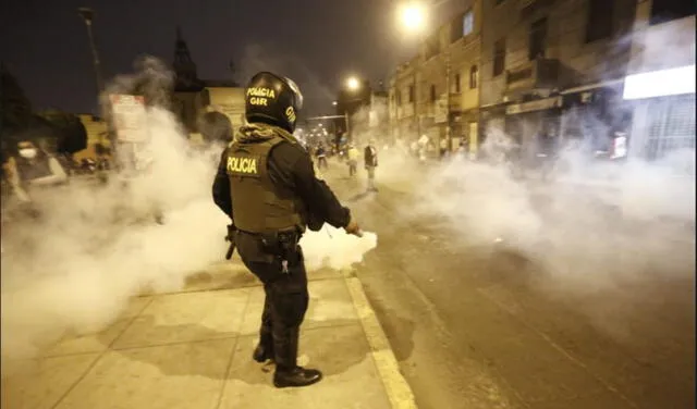 Policía dispersa a algunos manifestantes con gases lacrimógenos. Foto: Antonio Melgarejo / URPI-GLR