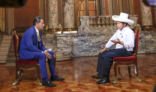 El presidente Pedro Castillo respondiendo las preguntas del periodista mexicano de CNN, Fernando del Rincón. Foto: Presidencia