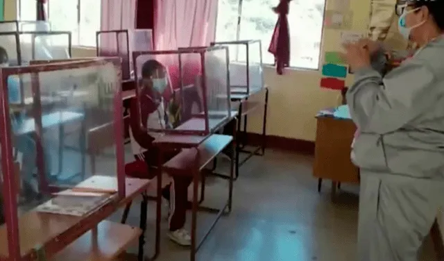Profesora utiliza su salario para comprar cubículos y proteger a sus alumnos