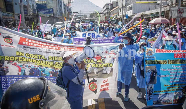 Un grupo de manifestantes es el sector salud. Trabajadores Cas Covid que piden estabilidad laboral. Foto: La República/Rodrigo Talavera