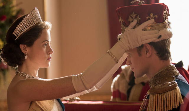 Isabel II (Claire Foy) coronando a Felipe (Matt Smith) en la primera temporada de "The Crown". Foto: Netflix