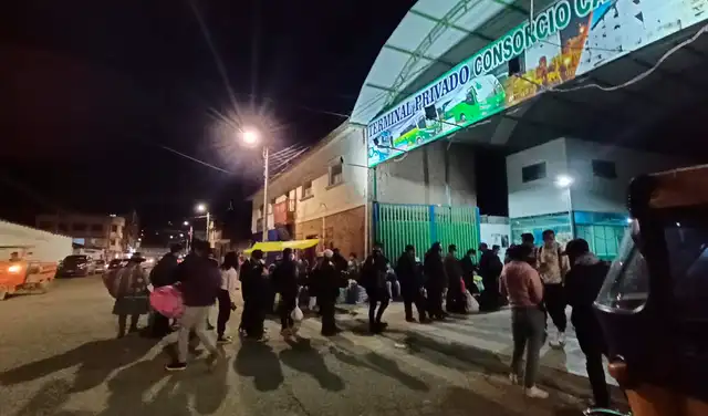 Los pasajeros formaron largas filas a la espera de una unidad que los lleva a la ciudad de Cusco. Foto: URPI/Alexander Flores