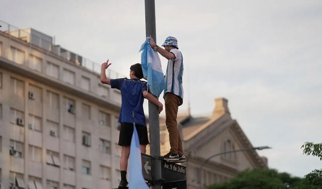 Hincha argentino muere tras caer de un techo cuando festejaba el triunfo de su selección