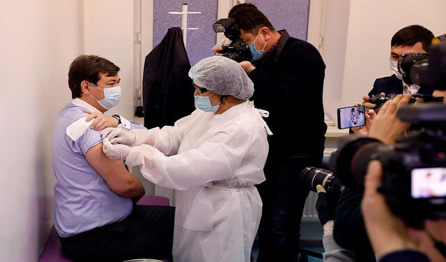 El médico sanitario jefe de Kazajistán, Yerlan Kiyasov (i), recibió el lunes 1 de febrero la primera dosis en su país de la vacuna rusa Sputnik V contra el coronavirus. Foto: EFE