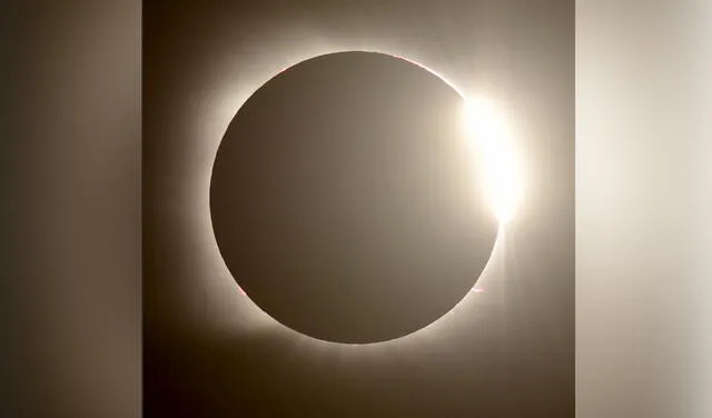Anillos de diamantes formado por el eclipse solar en Argentina. Foto: AFP