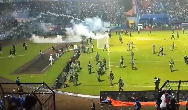 Disputa entre hinchas y policias dejó más de un centenar de muertos en Indonesia. Foto: Alertas News/Twitter