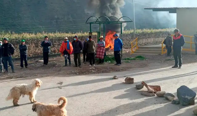 La vía férrea a Machupicchu quedó interrumpida por piquetes de llantas y piedras. Foto: Municipio de Ollantaytambo