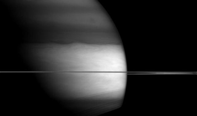 La lenta desaparición de los anillos fue registrada en la década de 1980 por las sondas Voyager, las naves pioneras en pasar por la órbita de Saturno. Foto: NASA / JPL-Caltech / Space Science Institute