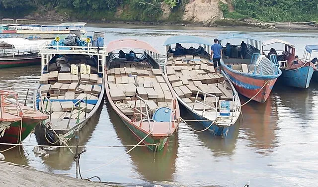 Transporte. Este tipo de embarcaciones son retenidas con las maderas extraídas por las mafias y sus sicarios. Foto: difusión