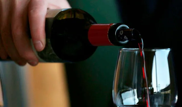 El vino tinto tendría un efecto protector respecto a las grasas viscerales, según el estudio de Larsen. Foto: EFE