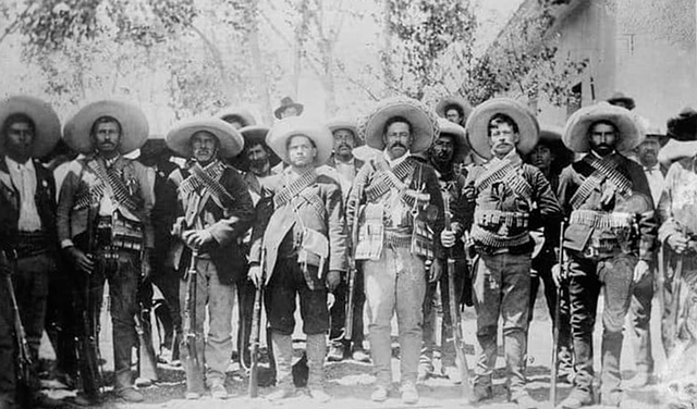 Pancho Villa y el ejército rebelde en 1915. Foto: Clarín