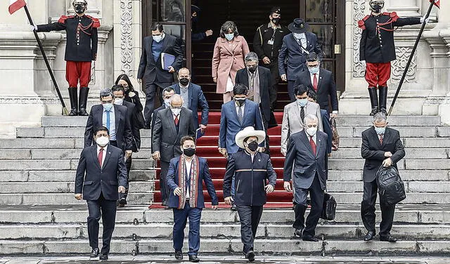 En busca de la confianza. El presidente Pedro Castillo despidió a sus ministros temprano en Palacio de Gobierno. Foto: Aldair Mejía/La República