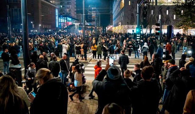 Protestas en Holanda por restricciones anti COVID-19 deja policías heridos y 40 detenidos