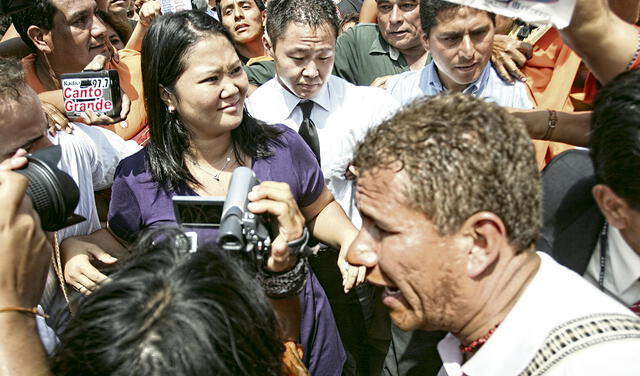 En el meollo. El comandante Pedro Rejas con Keiko y Kenji Fujimori en un acto proselitista. Foto: difusión