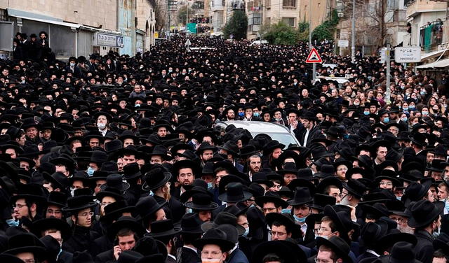 Multitud viola cuarentena en el funeral de un rabino fallecido por COVID-19