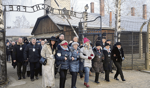 Memorias. Los sobrevivientes de Auschwitz, junto a representantes de otros países, recorren las instalaciones del antiguo campo de concentración.
