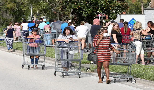 Residentes en Florida, EE. UU. hacen largas colas para comprar agua y otros productos básicos para prepararse para la tormenta tropical Ian. Foto: AFP
