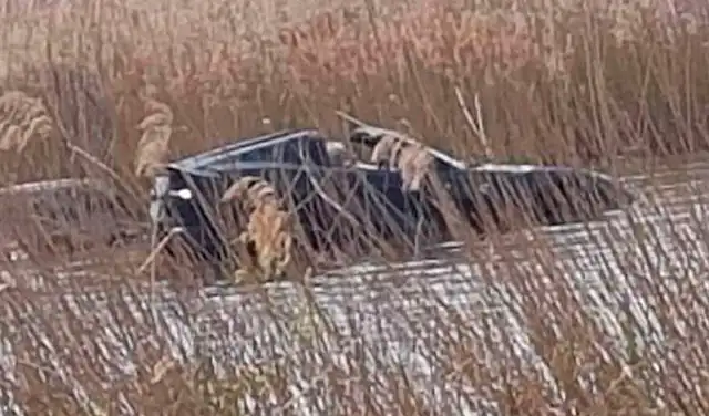 Olvida colocar el freno y halla su auto de 300.000 euros hundido en un lago