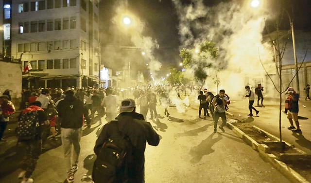 Por la noche. Manifestantes se enfrentaron a la policía. Foto: Antonio Melgarejo/La República