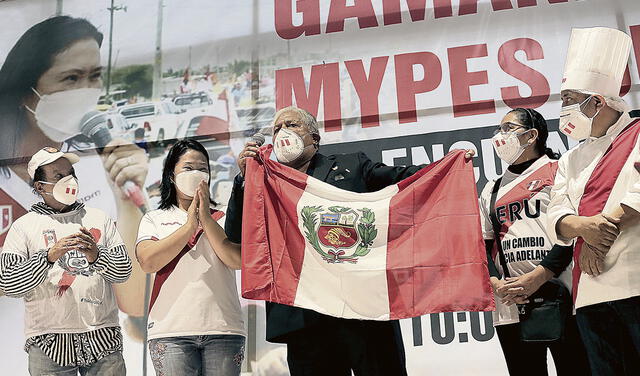 Soporte. Pedro Cateriano no dudó en levantar el símbolo patrio para apoyar a Fuerza Popular. Foto: John Reyes/La República