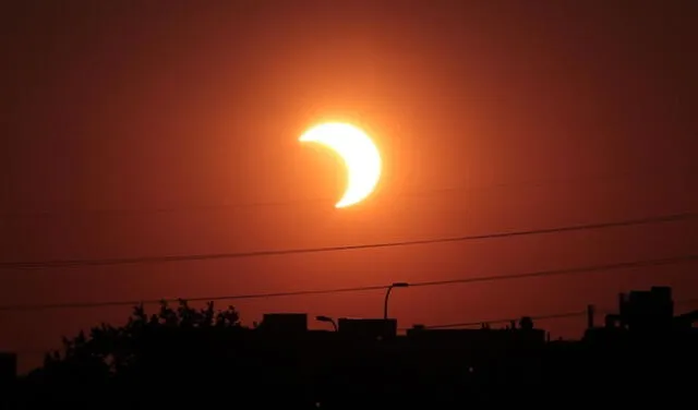 Desde la Tierra observamos un eclipse solar parcial cuando la luna pasa por el frente del Sol, bloqueando parte de la luz emitida por la estrella. Foto: T. Ruen
