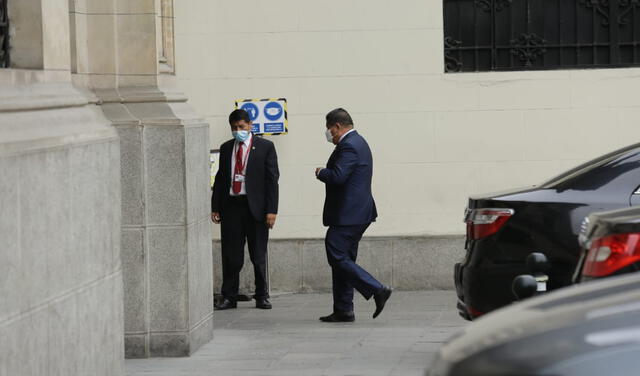 Walter Ayala, saliente ministro de Defensa, acudió a Palacio de Gobierno al promediar las 11.00 a. m. Foto: La República / John Reyes