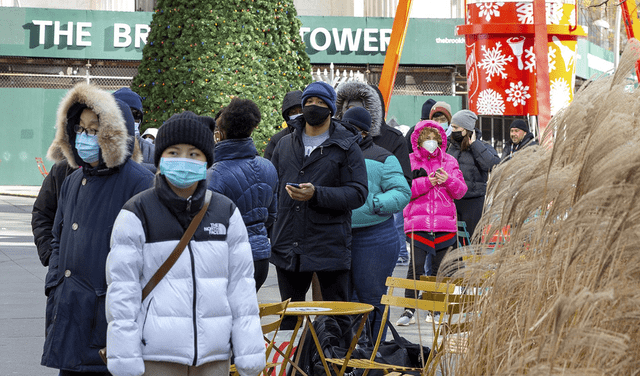 Personas hacen fila para realizar una prueba de COVID-19 en Nueva York antes de Navidad. Foto: EFE