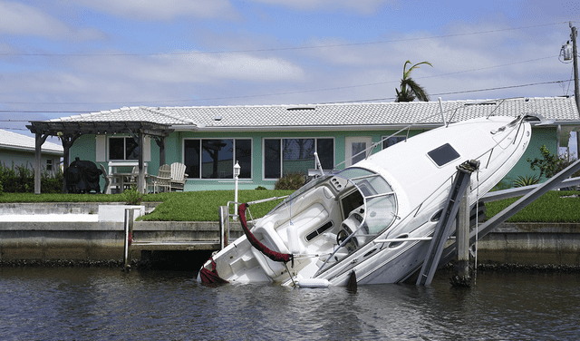 Un bote yace de lado en el canal después del huracán Ian en Punta Gorda, Florida, el 29 de septiembre.