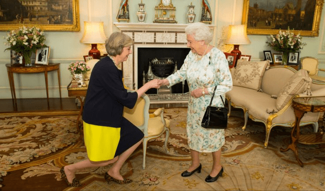 Theresa May junto la reina Isabel II. May fue Primera Ministra de Reino Unido hasta julio de 2019. Foto: AFP