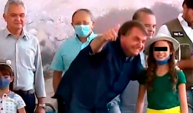 Bolsonaro le pide a una niña que se quite la mascarilla durante un acto público