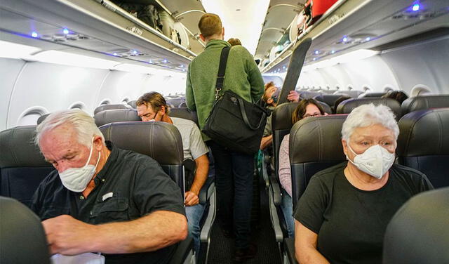 La mascarilla es de uso obligatorio durante los vuelos en avión. Foto: AFP