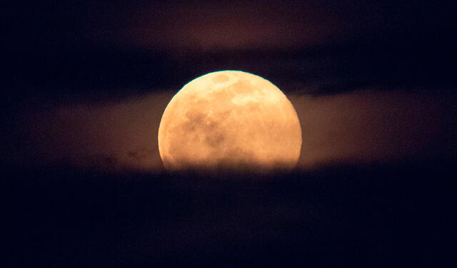 La Luna captada mientras sale por el horizonte. Foto: NASA