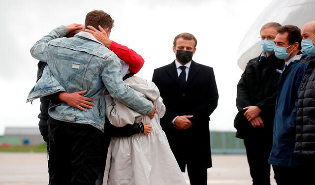 En presencia de Macron, Sophie Pétronin se reencontró con parte de su familia. Foto: EFE