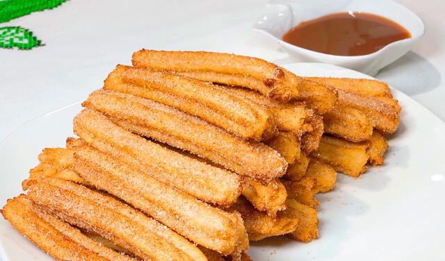 Los churros se suelen servir con azúcar y canela. Foto: captura de Comida Mexicana con Ali / YouTube