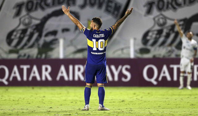 Carlos Tevez durante el partido con Santos por la fecha 4 de la fase de grupos de la Copa Libertadores 2021. Foto: AFP