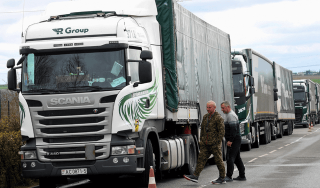 Los camioneros tienen el deber de trasladar todo tipo de materiales a través de las carreteras de Canadá. Foto: AFP