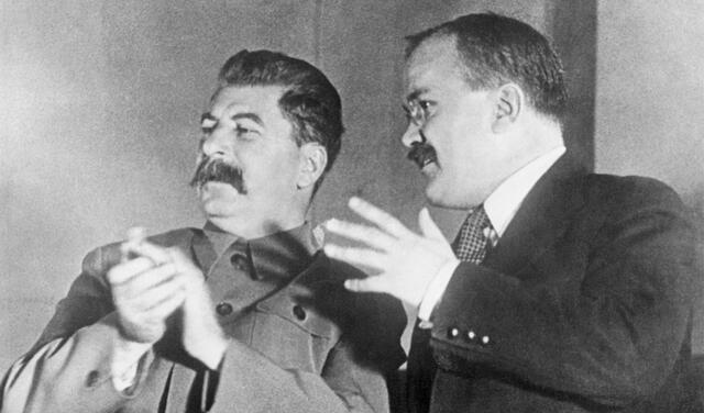 Josef Stalin acompañado de su ministro de Exteriores, Vyacheslav Molotov. Foto: AFP