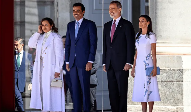 El rey Felipe VI de España y la reina Letizia de España posan con el emir de Qatar Tamim bin Hamad Al Thani y su esposa Jawaher bint Hamad bin Suhaim Al-Thani en mayo de 2022