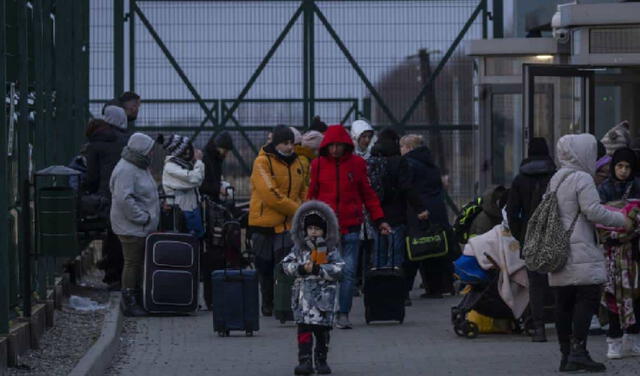 La guerra que sostienen rusos y ucranianos han obligado a que miles de extranjeros salgan del país afectado. Foto: AFP