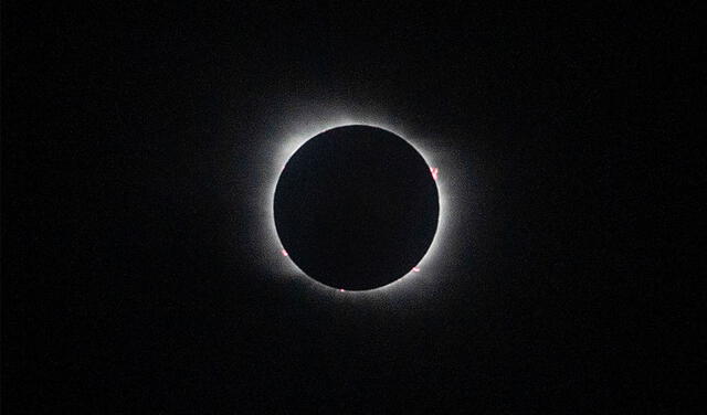 Eclipse total de Sol visto en Pucón, Chile. Foto: AFP.