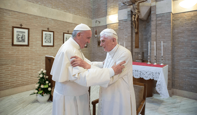 Papa Francisco saludando al papa Benedicto XVI en el Vaticano, el 28 de junio de 2017