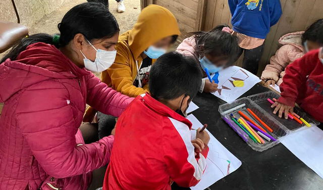 Con el apoyo de los vecinos, la mujer improvisó un salón de clases con implementos donados por la comuna. Foto: Flavia Ramos/URPI-LR