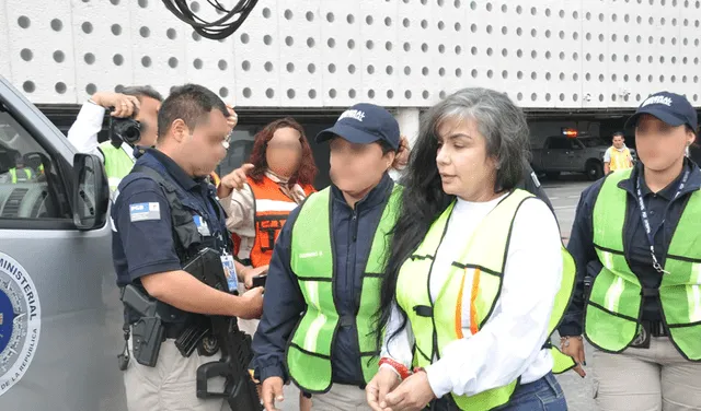 Sandra Ávila Beltrán, conocida como “La Reina del Pacífico” durante su extradición a EEUU en 2012. Foto: Cuartoscuro