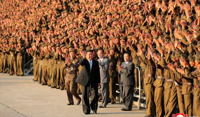 Kim Jong-un recibe el saludo de la fuerza armada norcoreana. Foto: EFE