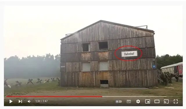 Vivienda que contiene el letrero con texto en alemán. Foto: captura en Youtube / War Leaks.