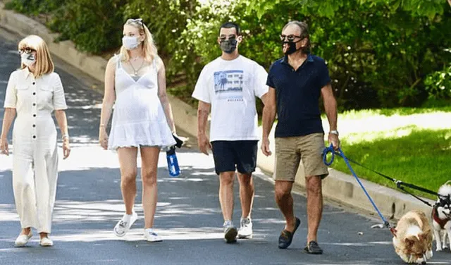 Sophie Turner pasea junto a Joe Jonas y sus padres en Los Ángeles en la recta final de su embarazo. Foto: Captura Twitter.