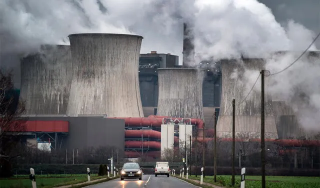 La quema de combustibles fósiles en la industria y el transporte emite gases de efecto invernadero. Foto: AFP