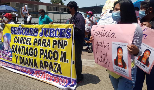 Grupo de manifestantes llegó hasta la Corte Superior de Justicia en Tacna. Foto: La República