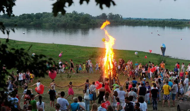 La llegada del solsticio de verano se recibe con rituales de luz y fuego en distintas partes del mundo. Foto: AFP