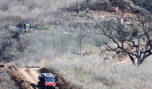 Rescatistas recuperan tres cuerpos del accidente de Kobe Bryant.